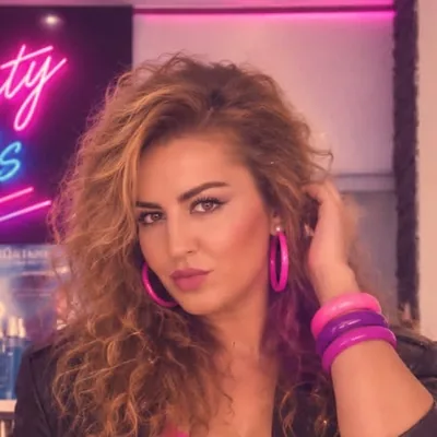 Betül Kardas, Inhaberin